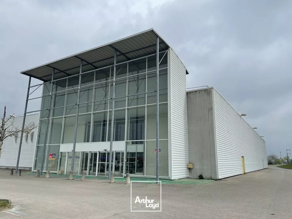 LOCAL COMMERCIAL 2054m2 BELLE VISIBILITE AVEC PARKINGS PARTHENAY FACIL D'ACCES