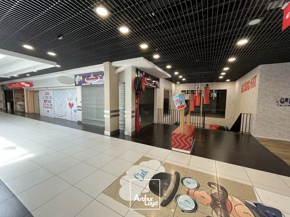 CELLULE COMMERCIALE AVEC BELLE VITRINE D'ANGLE POITIERS GALERIE BEAULIEU 119M2