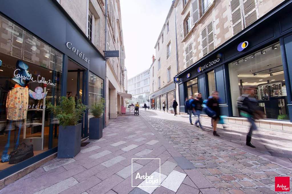 A LOUER - LOCAL COMMERCIAL UNIQUE DANS UNE RUE N°1 CENTRE VILLE DE POITIERS