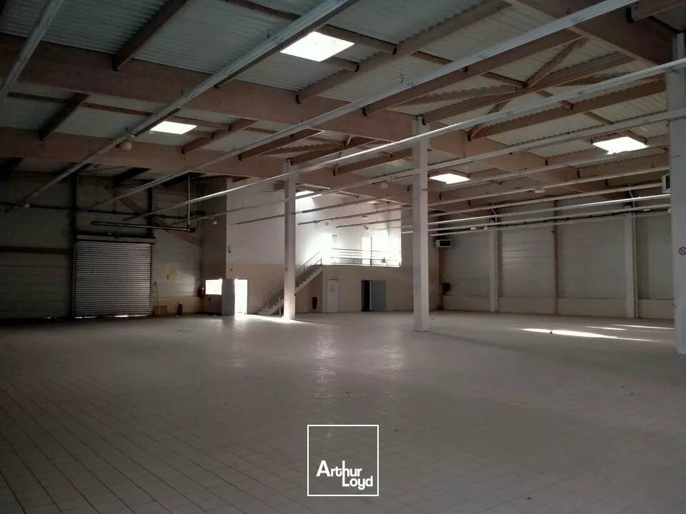 A LOUER LOCAL COMMERCIAL EXCELLENTE VISIBILITE SUR AXE POITIERS / CHATELLERAULT