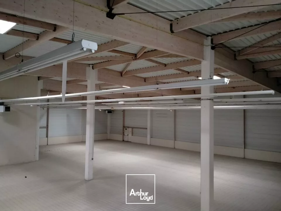 A LOUER LOCAL COMMERCIAL EXCELLENTE VISIBILITE SUR AXE POITIERS / CHATELLERAULT