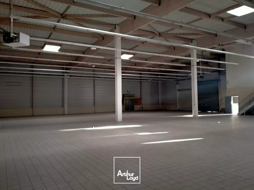 A LOUER LOCAL COMMERCIAL EXCELLENTE VISIBILITE SUR AXE POITIERS / CHATELLERAULT