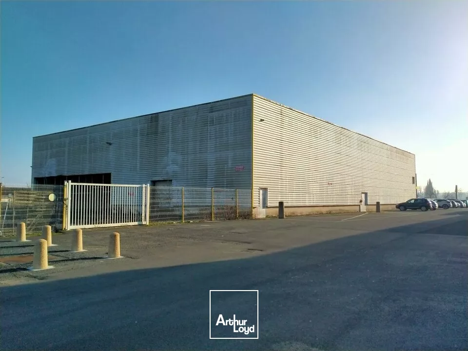A LOUER LOCAL COMMERCIAL EXCELLENTE VISIBILITE SUR AXE POITIERS / CHATELLERAULT