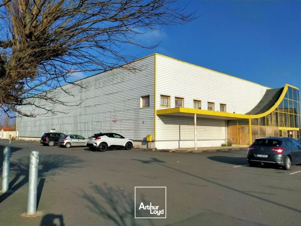 A LOUER LOCAL COMMERCIAL EXCELLENTE VISIBILITE SUR AXE POITIERS / CHATELLERAULT