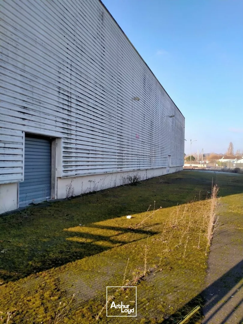 A LOUER LOCAL COMMERCIAL EXCELLENTE VISIBILITE SUR AXE POITIERS / CHATELLERAULT