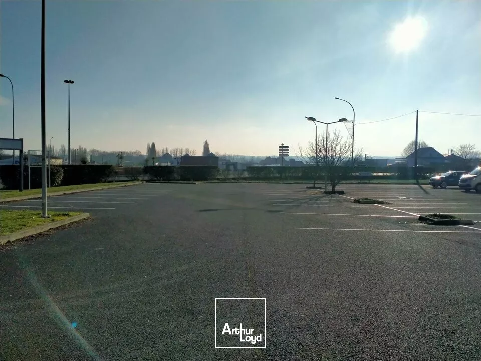 A LOUER LOCAL COMMERCIAL EXCELLENTE VISIBILITE SUR AXE POITIERS / CHATELLERAULT