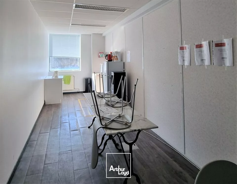 TRES BELLES PRESTATIONS - FUTUROPOLE CHASSENEUIL - BEAUX BUREAUX A LOUER 320m²