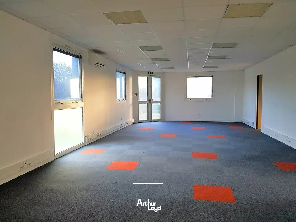 GRAND POITIERS FUTUROSCOPE - BUREAUX A LOUER 134m² PARKING EXTERIEUR - CLIMATISATION