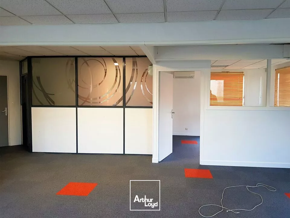 GRAND POITIERS FUTUROSCOPE - BUREAUX A LOUER 134m² PARKING EXTERIEUR - CLIMATISATION