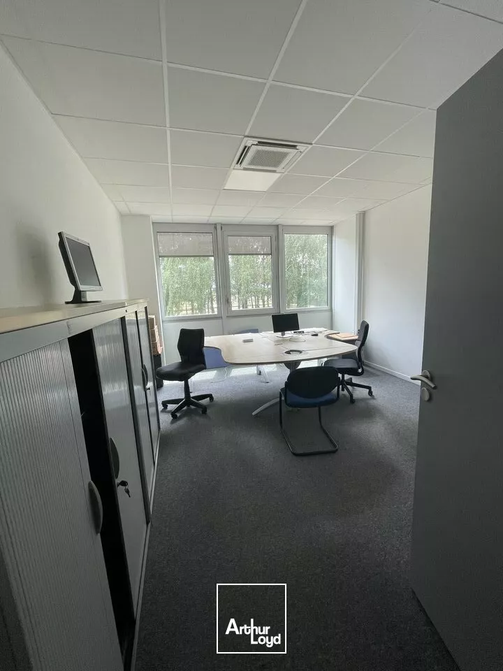 BUREAUX DE 780m² A LOUER A CHAURAY PROCHE DE L'AVENUE DE PARIS ET DE LA ZONE MENDES FRANCE CHAURAY NIORT