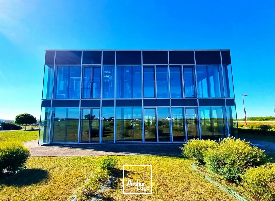 AU NORD DE GRAND POITIERS - TRES BEL ENSEMBLE DE BUREAUX A LOUER - PRESTATION DE HAUT NIVEAU - 321,50m²