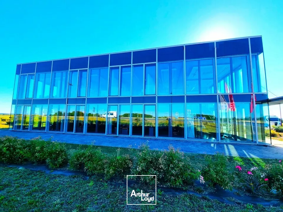 AU NORD DE GRAND POITIERS - TRES BEL ENSEMBLE DE BUREAUX A LOUER - PRESTATION DE HAUT NIVEAU - 321,50m²