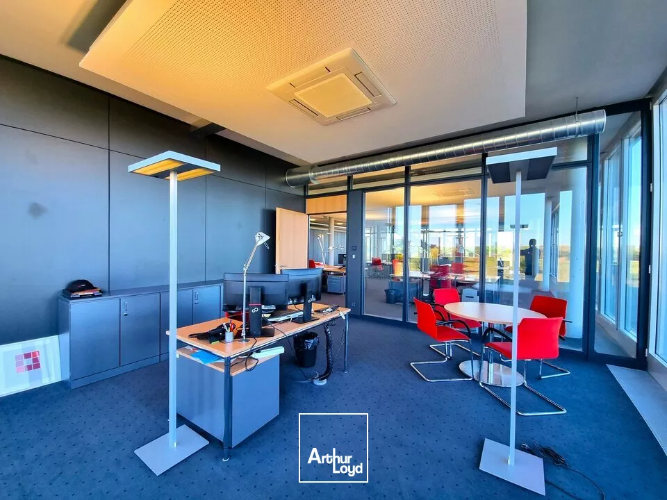AU NORD DE GRAND POITIERS - TRES BEL ENSEMBLE DE BUREAUX A LOUER - PRESTATION DE HAUT NIVEAU - 321,50m²