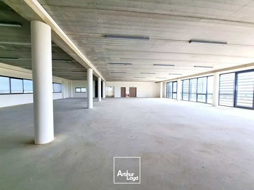 FUTUROSCOPE - 464.50M² DE BUREAUX A LOUER DANS UN IMMEUBLE EMBLEMATIQUE