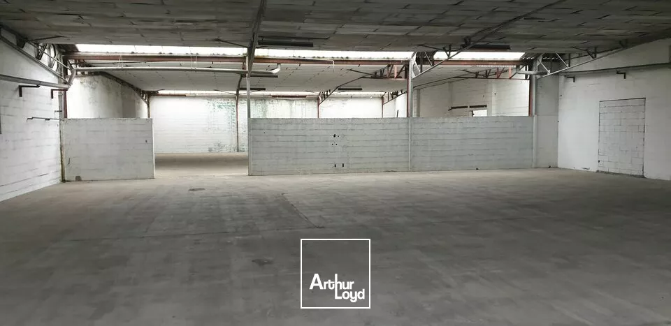 A VENDRE LOCAL D'ACTIVITE DE 880 m2 - ACCES GROS PORTEUR - FONTENAY LE COMTE 