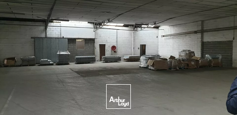 A VENDRE LOCAL D'ACTIVITE DE 880 m2 - ACCES GROS PORTEUR - FONTENAY LE COMTE 