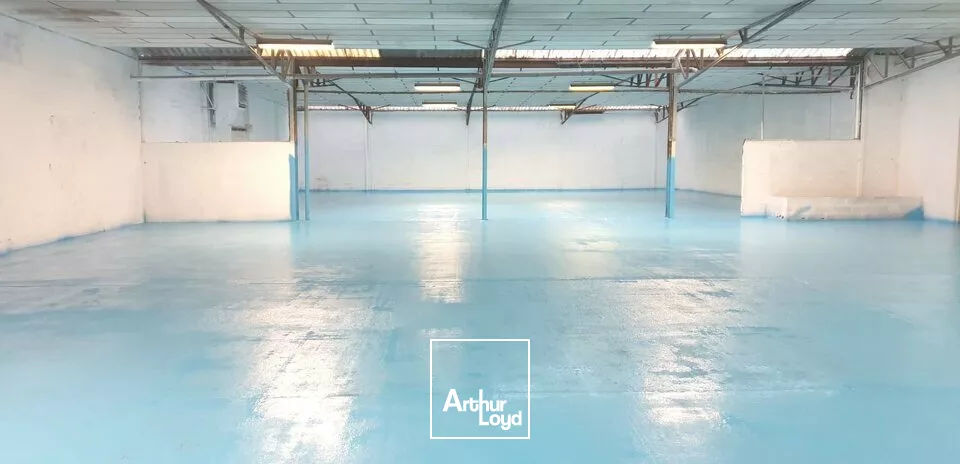 A VENDRE LOCAL D'ACTIVITE DE 880 m2 - ACCES GROS PORTEUR - FONTENAY LE COMTE 