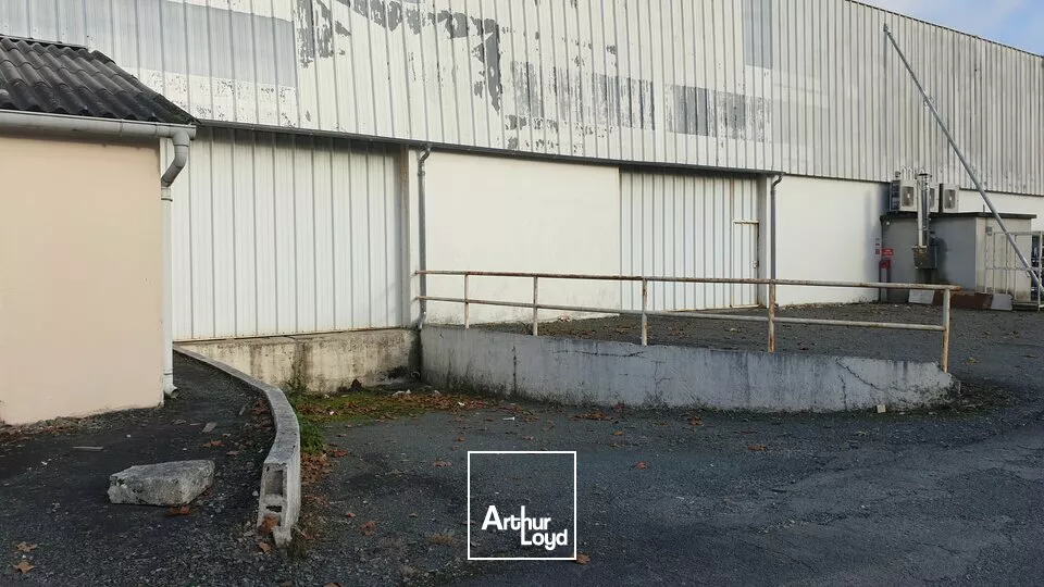 A VENDRE LOCAL D'ACTIVITE DE 880 m2 - ACCES GROS PORTEUR - FONTENAY LE COMTE 