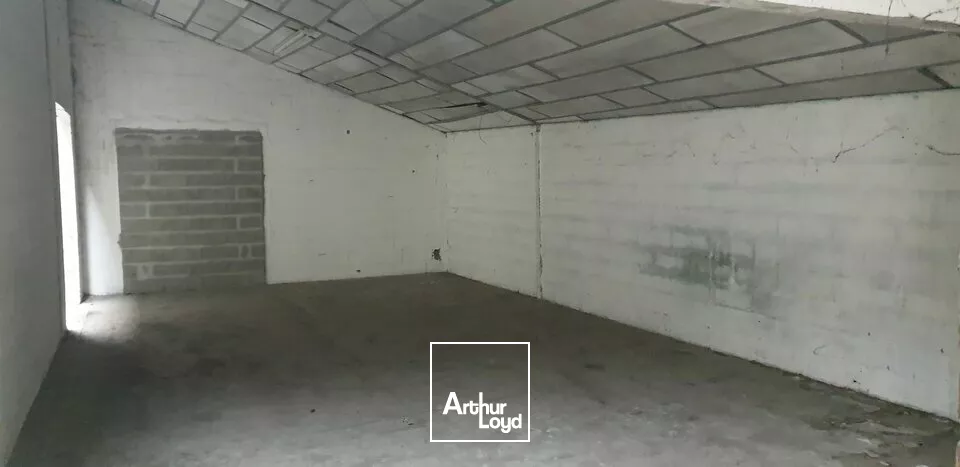 A VENDRE LOCAL D'ACTIVITE DE 880 m2 - ACCES GROS PORTEUR - FONTENAY LE COMTE 