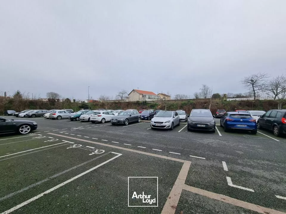 CHASSENEUIL DU POITOU - 2129m² DE BUREAUX A LOUER ET GRAND PARKING