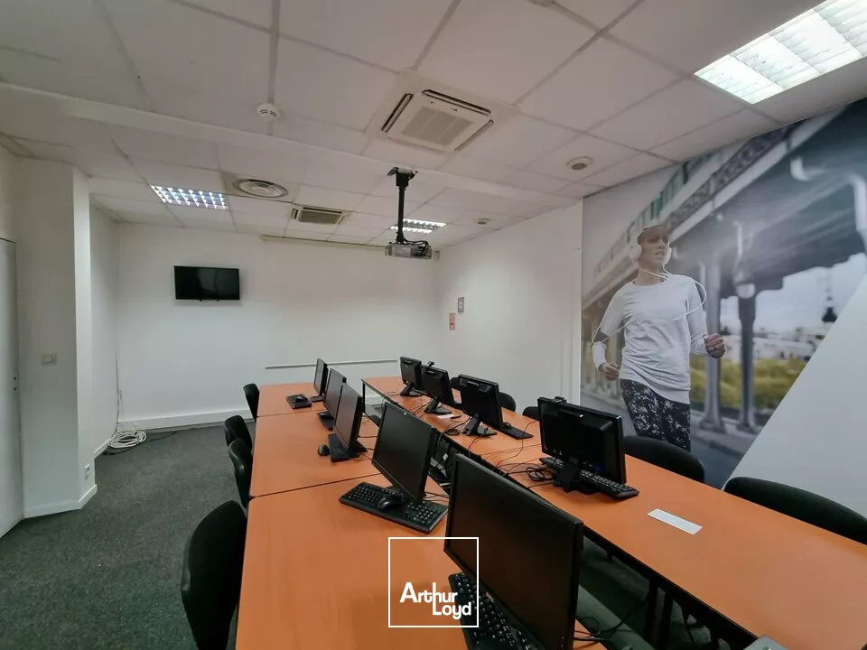 CHASSENEUIL DU POITOU - 2129m² DE BUREAUX A LOUER ET GRAND PARKING