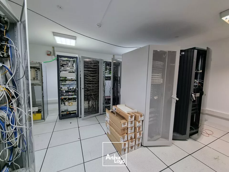 CHASSENEUIL DU POITOU - 2129m² DE BUREAUX A LOUER ET GRAND PARKING