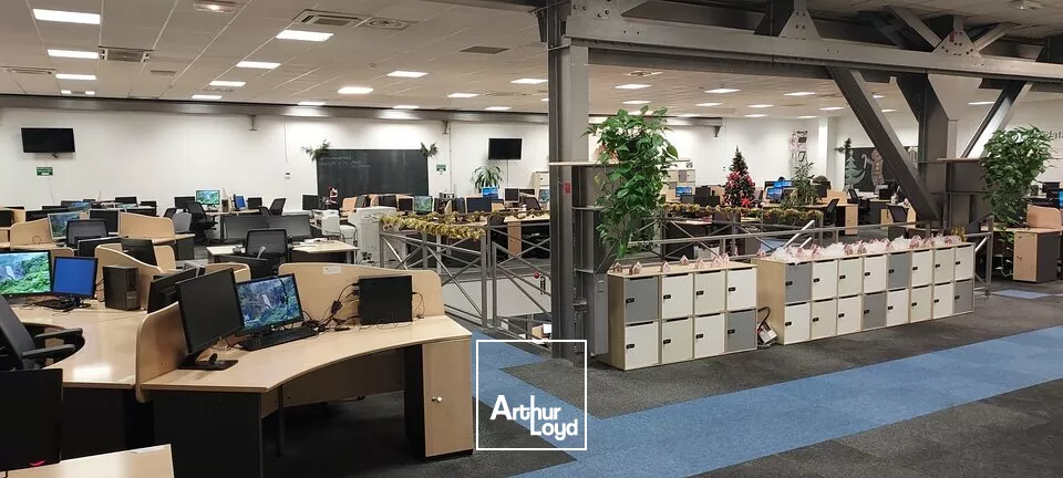 CHASSENEUIL DU POITOU - 2129m² DE BUREAUX A LOUER ET GRAND PARKING