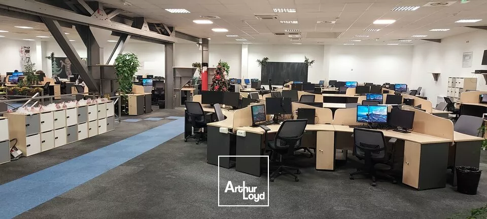 CHASSENEUIL DU POITOU - 2129m² DE BUREAUX A LOUER ET GRAND PARKING