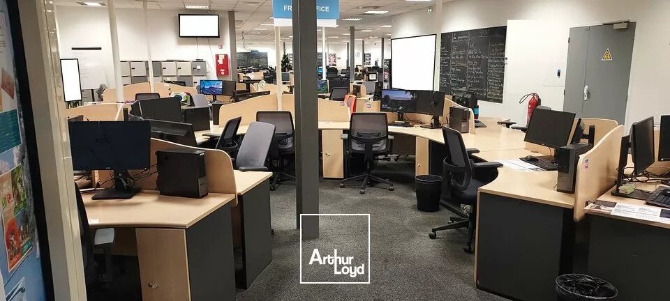 CHASSENEUIL DU POITOU - 2129m² DE BUREAUX A LOUER ET GRAND PARKING