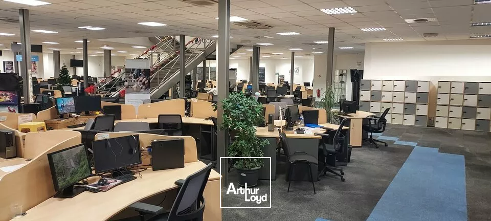 CHASSENEUIL DU POITOU - 2129m² DE BUREAUX A LOUER ET GRAND PARKING