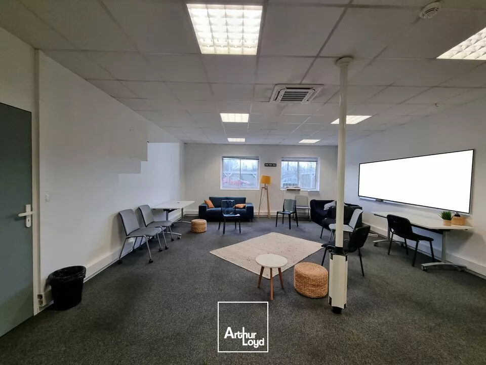 CHASSENEUIL DU POITOU - 2129m² DE BUREAUX A LOUER ET GRAND PARKING