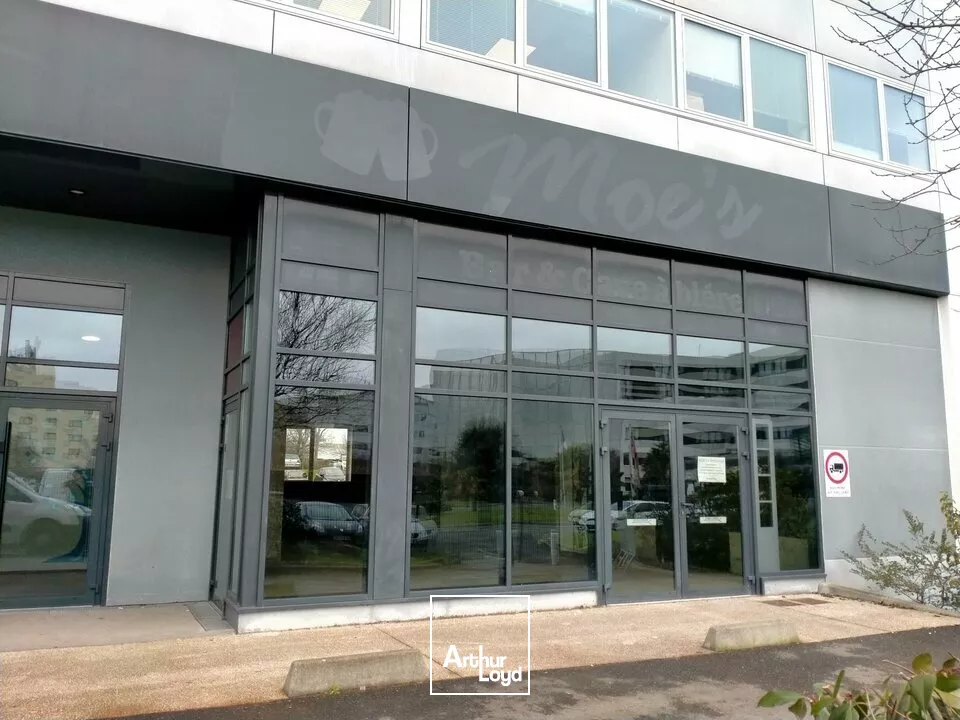 A LOUER LOCAL COMMERCIAL DE 240m² ZONE DU FUTUROSCOPE CHASSENEUIL (86)