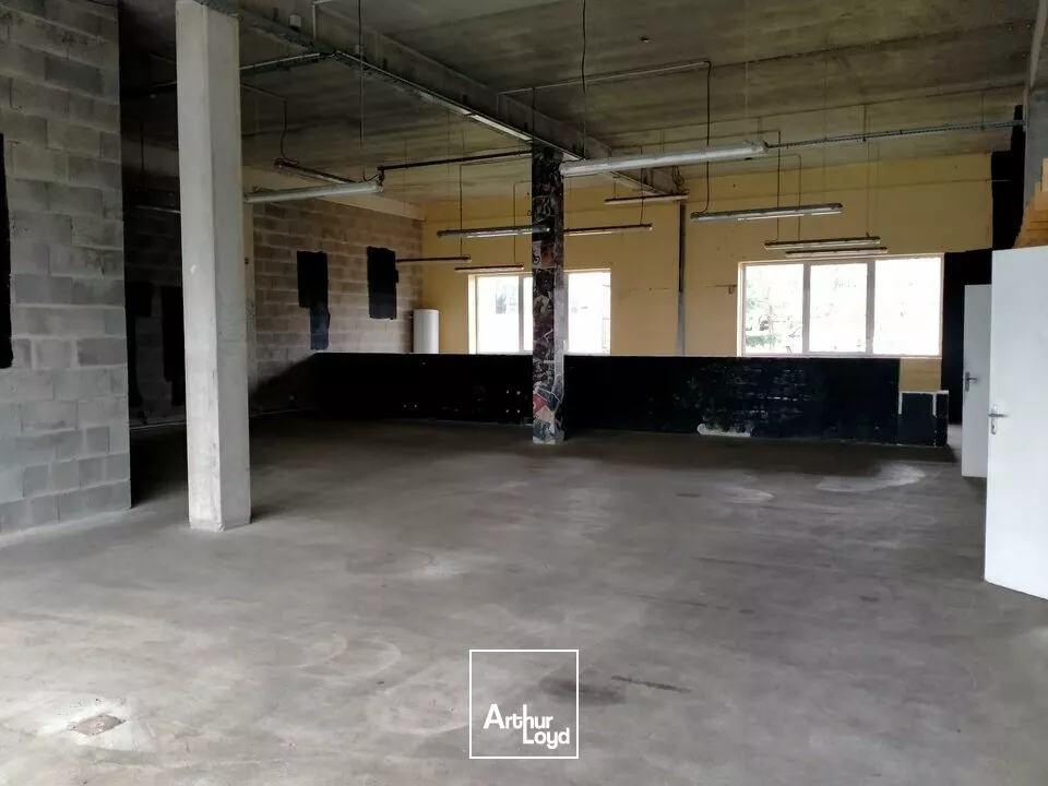 A LOUER LOCAL COMMERCIAL DE 240m² ZONE DU FUTUROSCOPE CHASSENEUIL (86)