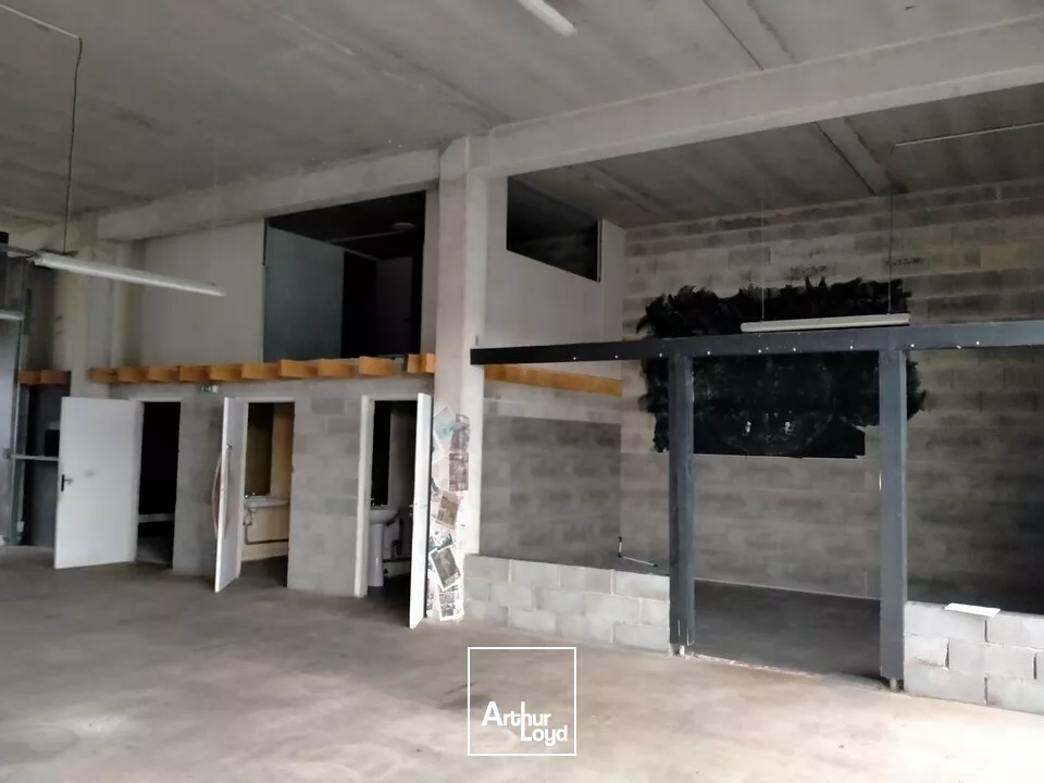 A LOUER LOCAL COMMERCIAL DE 240m² ZONE DU FUTUROSCOPE CHASSENEUIL (86)