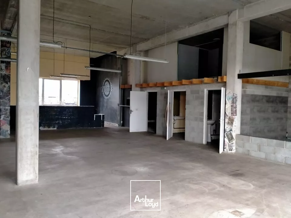 A LOUER LOCAL COMMERCIAL DE 240m² ZONE DU FUTUROSCOPE CHASSENEUIL (86)