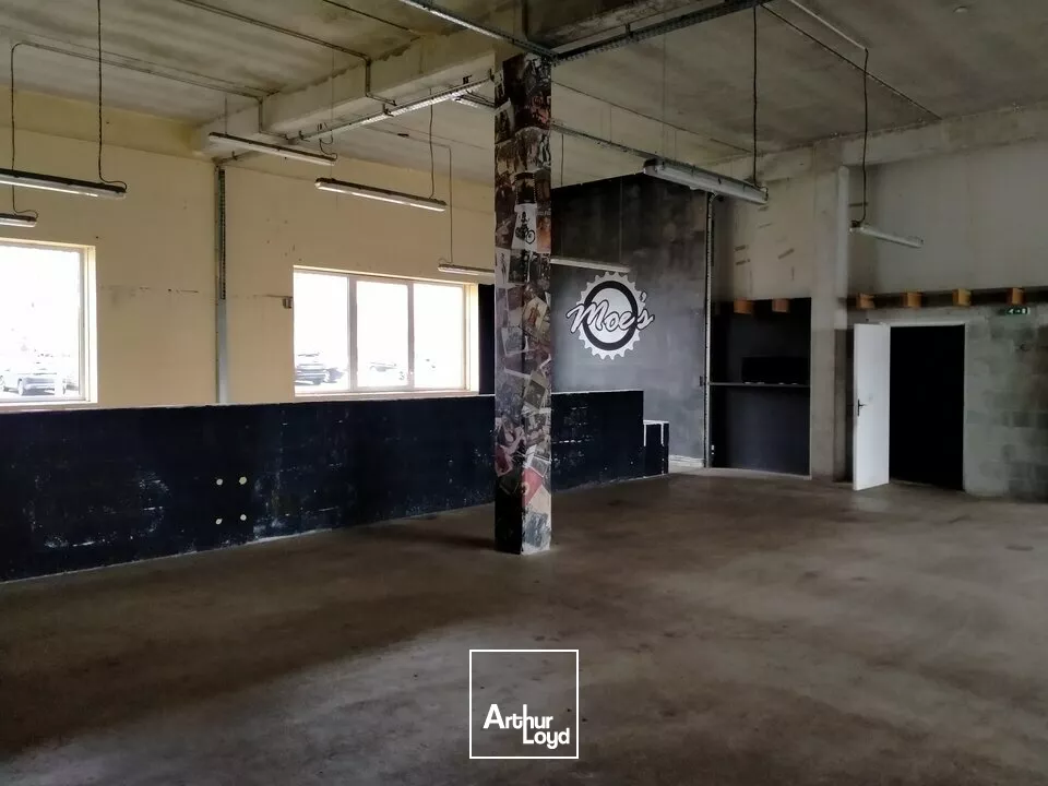 A LOUER LOCAL COMMERCIAL DE 240m² ZONE DU FUTUROSCOPE CHASSENEUIL (86)