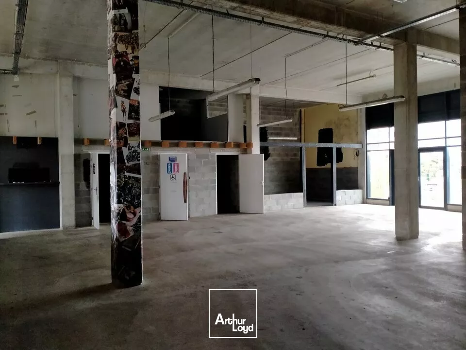 A LOUER LOCAL COMMERCIAL DE 240m² ZONE DU FUTUROSCOPE CHASSENEUIL (86)