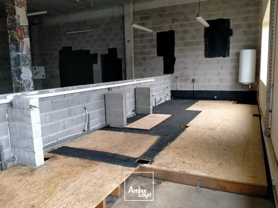 A LOUER LOCAL COMMERCIAL DE 240m² ZONE DU FUTUROSCOPE CHASSENEUIL (86)