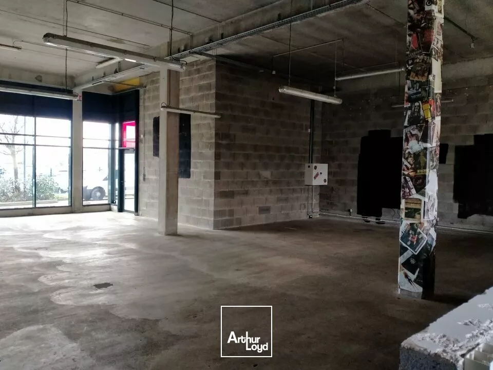 A LOUER LOCAL COMMERCIAL DE 240m² ZONE DU FUTUROSCOPE CHASSENEUIL (86)