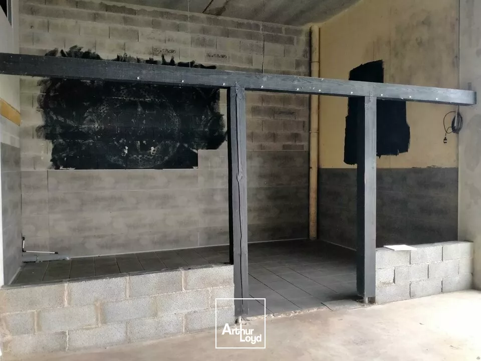 A LOUER LOCAL COMMERCIAL DE 240m² ZONE DU FUTUROSCOPE CHASSENEUIL (86)