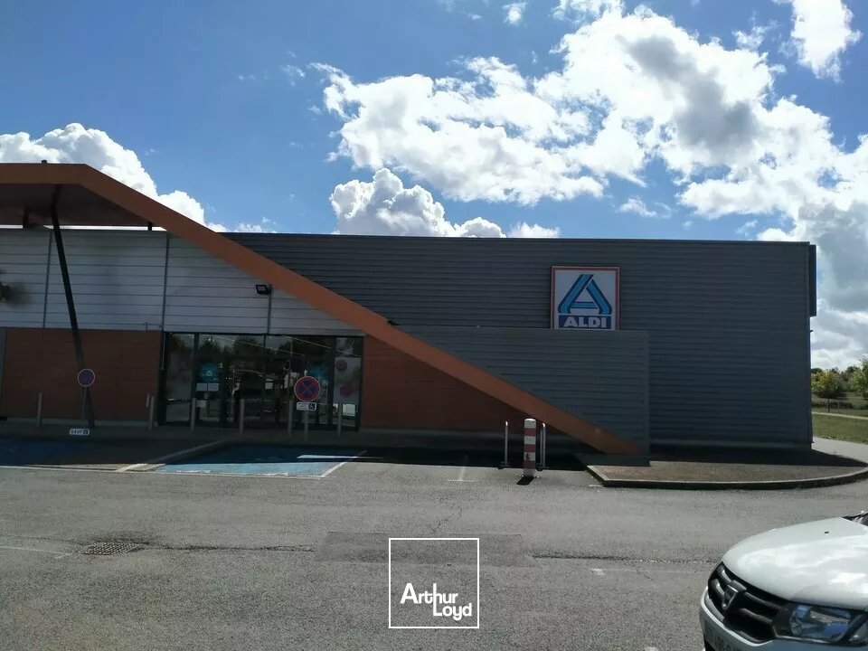 A LOUER LOCAL COMMERCIAL DE 469m² EN ZONE COMMERCIALE PROCHE SUPER U SUR VOUILLE (86)