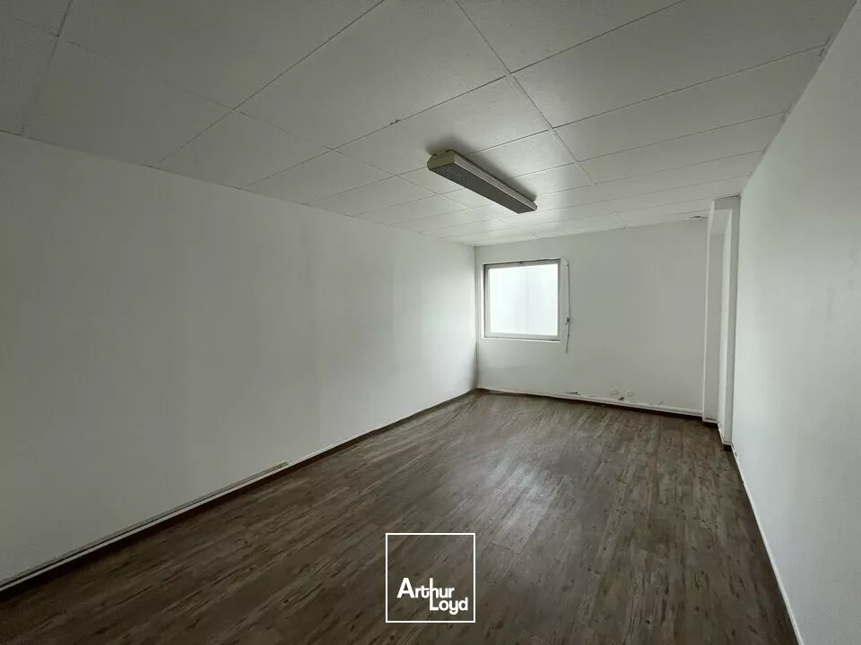 POITIERS ZI REPUBLIQUE - BUREAUX A LOUER 70M²