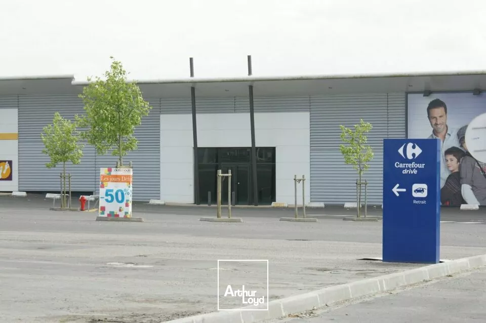 LOCAL COMMERCIAL EN RETAIL PARK A LOUER SUR BRESSUIRE 