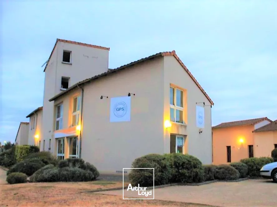 A VENDRE - LOCAL COMMERCIAL - GRAND POTIERS SECTEUR CHASSENEUIL DU POITOU 