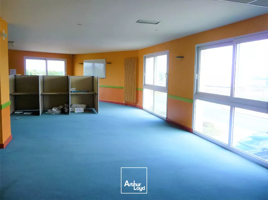 A VENDRE - LOCAL COMMERCIAL - GRAND POTIERS SECTEUR CHASSENEUIL DU POITOU 