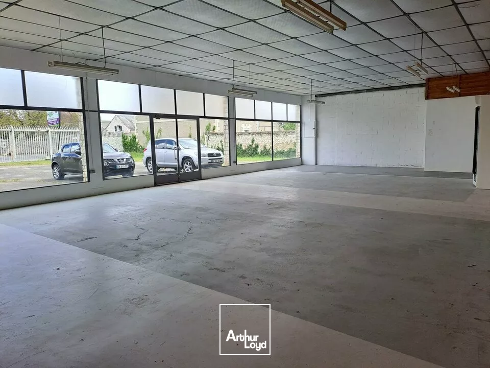 A LOUER LOCAL COMMERCIAL AVEC BUREAUX ET STOCKAGE 700m² DIVISIBLE AXE POITIERS / TOURS