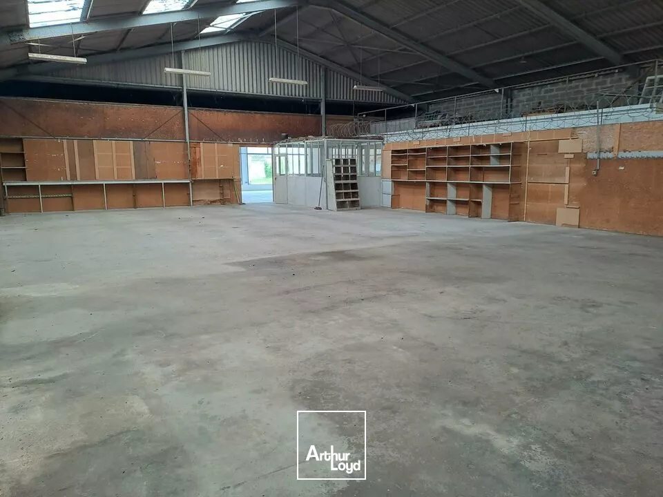 A LOUER LOCAL COMMERCIAL AVEC BUREAUX ET STOCKAGE 700m² DIVISIBLE AXE POITIERS / TOURS
