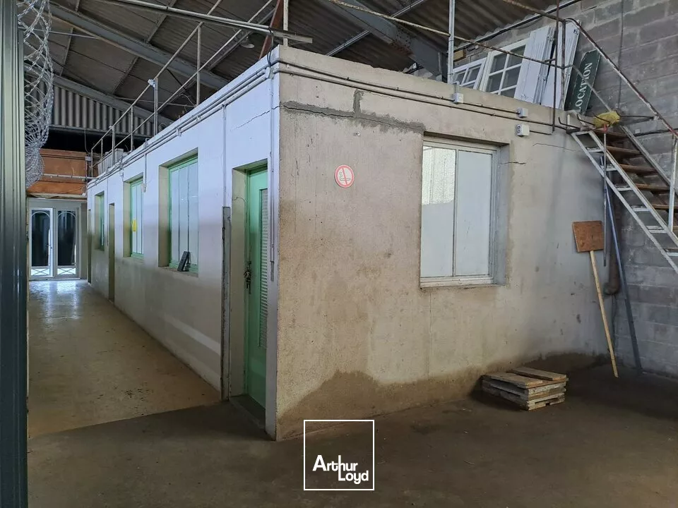 A LOUER LOCAL DE STOCKAGE 510m² DIVISIBLE AXE POITIERS / TOURS