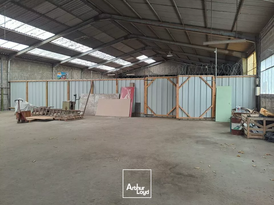 A LOUER LOCAL DE STOCKAGE 510m² DIVISIBLE AXE POITIERS / TOURS