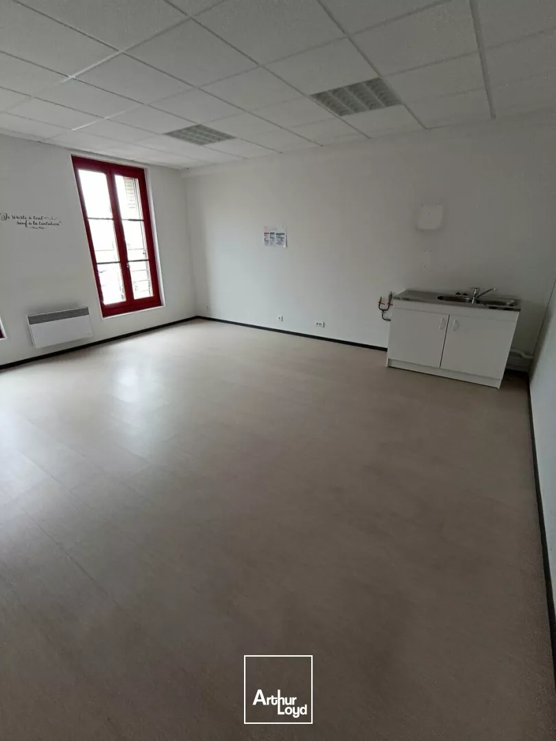 A VENDRE - BUREAUX DE 318m² SITUÉS EN BORDURE DE L'AVENUE DE PARIS A NIORT